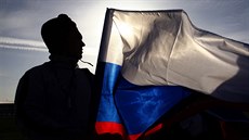 Jeden z ruských divák� �eká na záv�re�ný ceremoniál zimních olympijských her v...