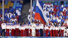 Zdvihání ruské vlajky bhem slavnostního závreného ceremoniálu zimních...