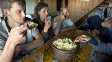 Výrobce sýr� a farmá� Jacques Murith (vpravo), jeho �ena Elian a jejich syn...