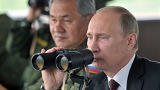 Ruský prezident Vladimir Putin a ministr obrany Sergej ojgu pi vojenském...