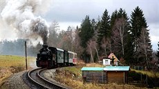 O prázdninách se výletníci svezou na úzkokolejce vlakem s parní lokomotivou od pondlí do pátku.