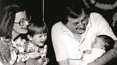 Denisa Kirschnerová, tsn po svém narození v náruí tatínka Miloe Kirschnera,...