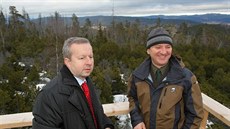 Ministr ivotního prostedí Richard Brabec (vlevo) si prohlédl umavu z...