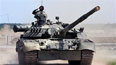 Modernizovaný tank typu T  80 s dynamickou ochranou typu Kontakt 5, která...