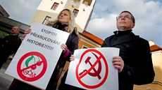 Demonstrace proti komunistům v radě kraje u Krajského úřadu v Hradci Králové....