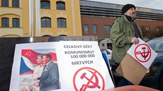 Demonstrace proti komunistům v radě kraje u Krajského úřadu v Hradci Králové....