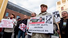 Demonstrace proti komunistm v rad kraje u Krajského úadu v Hradci Králové....