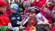 ZLATÁ HOLKA. Eva Samková pózuje se zlatou medailí z olympijských her v Soi.