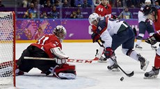 PRY OD PRICE. Kanadský gólman Carey Price vyráí stelu Zacha Pariseho.