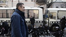 Lídr opoziního hnutí Vitalij Kliko mluví s policisty ped budovou parlamentu.