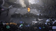 Hoící pneumatiky. Pokraující protivládní protesty v Kyjev. (21. února 2014)