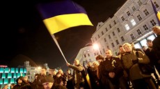 Ukrajinci �ijící v Brn� se ve st�edu ve�er se�li na nám�stí Svobody. Na dálku...