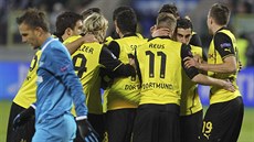 Fotbalisté Dortmundu se v úvodním utkání osmifinále Ligy mistr radují z gólu...