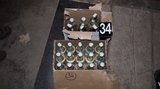 Policisté nalezli 42 plastových kanystr o objemu esti litr s obsahem vodky...