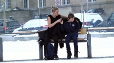 Norové pomáhají chlapci, který se na zastávce v Oslu tese zimou. Je souástí...