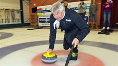 Trenér Petr Novák pi exhibiním curlingovém turnaji.  