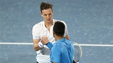 ZALOMENÉ PALCE. Tomá� Berdych p�ijímá gratulaci od Jo-Wilfrieda Tsongy po