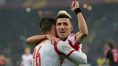 Jonatan Soriano a Kevin Kampl (vpravo) se radují z gólu Salcburku. 