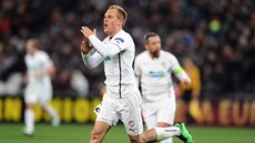 Plze�ský zálo�ník Daniel Kolá� slaví gól v Evropské lize proti �achtaru Don�ck.