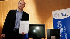 Tim Berners-Lee pózuje u serveru NeXT, na kterém bela jeho první webová...