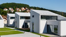 Apartmány jsou velkými prosklenými plochami obrácené k jihu a západu. 