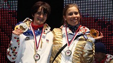 Olympijské vítězky Martina Sáblíková (vlevo) a Eva Samková ukázaly své zlaté...