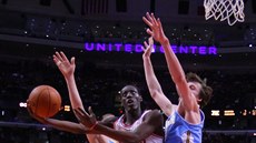 Timofej Mozgov (vlevo) a Jan Veselý z Denveru seveli chicagského Tonyho Snella.