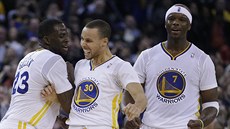 Draymond Green, Stephen Curry a Jermaine O'Neal (zleva) slaví dobrý úsek v...