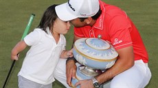 Jason Day se synem a trofejí pro vítze mistrovství svta ve he na jamky.