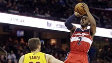 John Wall z Washingtonu stílí pes clevelandského Spencera Hawese.