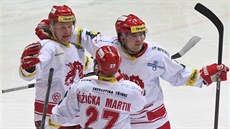 Třinečtí hokejisté se radují z gólu. Zleva stojí Martin Adamský, Martin Růžička...