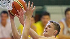 Jaroslav Mare ze Sr Písek míí na ko Basketu Koíe.