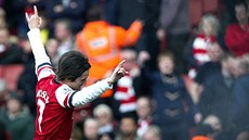 Český záložník Arsenalu Tomáš Rosický zvyšoval proti Sunderlandu ve 42. minutě...