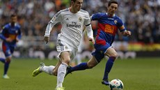Gareth Bale (vlevo) z Realu Madrid v beckém souboji s Eduem Albacarem z Elche.