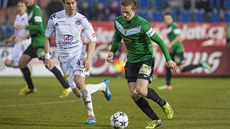 Stoper Slovácka Tomá� Rada (vlevo) p�ibíhá k zálo�níkovi Jablonce Janu Kopicovi.