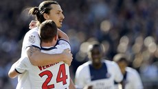 VÍTĚZNÉ OBJETÍ. Zlatan Ibrahimovic (vlevo) z Paris St. Germain slaví se...
