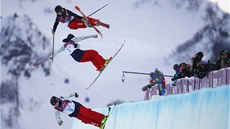 SEKVENCE SKOKU VÍTĚZKY. Olympijskou premiéru lyžařek v U-rampě vyhrála na hrách
