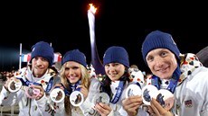 BIATLONOVÉ MEDAILE POD OLYMPIJSKÝM OHN�M. �e�tí biatlonisté Jaroslav Soukup,...