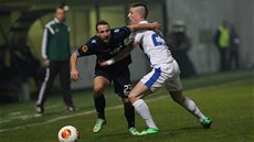 NIKAM NEP�JDE�. Liberecký Ji�í Flei�man (vpravo) se sna�í zadr�et Roye Beerense