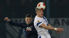 LIBERECKÁ POSILA V AKCI. Jevgenij Budnik (vpravo) v souboji s Aronem