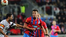 ST�ELECKÝ POKUS. Plze�ský úto�ník Stanislav Tecl hlavi�kuje p�ed Ismailym ze