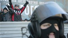Ukrajinská po�ádková policie st�e�í tábor proevropských  demonstrant� v centru...