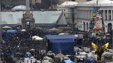 Kyjevské námstí Nezávislosti zstává i v nedli plné demonstrant, kteí zde