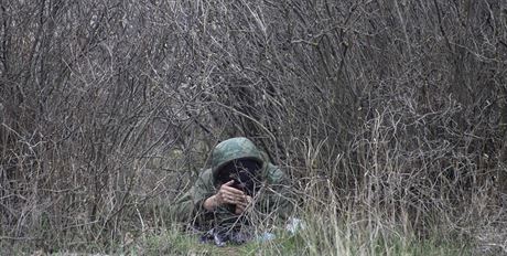 Rusk vojk ste leteckou zkladnu Belbek na Krymu (4. bezna 2014)