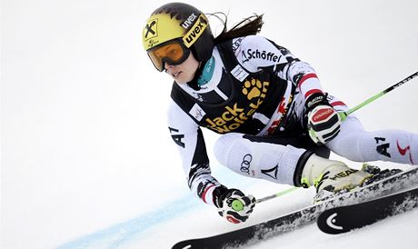 Anna Fenningerová na trati obího slalomu v Aare.
