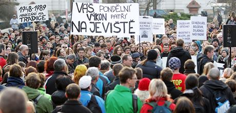 Proti zániku souasného inoherního studia protestovala ve stedu ped ústeckým magistrátem asi tisícovka lidí.