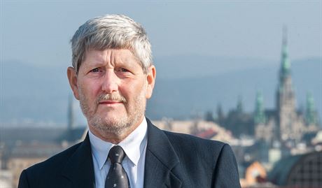 Lídr kandidátky Starost, daový poradce Michal Hron.