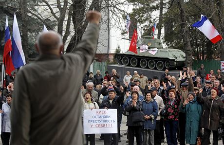Proruská demonstrace u vládní budovy v krymském Simferopolu. (6. bezna 2014)