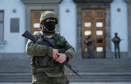 Ozbrojenec hlídkuje nedaleko vládní budovy v Krymské metropoli Simferopol.