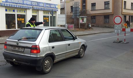 Uzavení ikovy ulice provázely na jae zmatky, nutná byla asistence mstské policie. V pondlí se úsek ulice na zhruba dva msíce oteve. V záí se objeví zákazová znaka znovu.